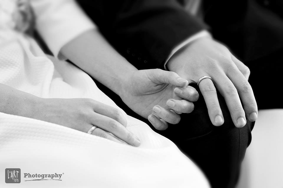 menyasszony kéz a kézben
